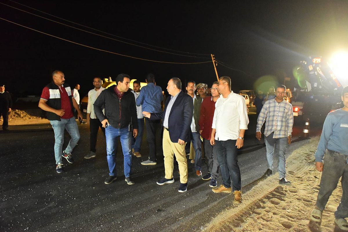 محافظ أسيوط يتفقد موقع حادث تصادم أتوبيس وسيارتين ملاكي بطريق عرب العوامر بأبنوب