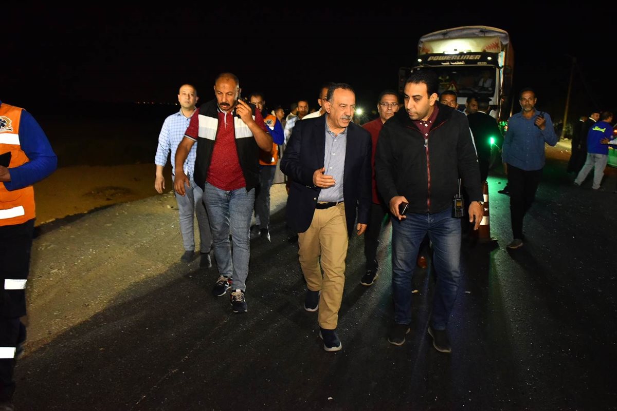 محافظ أسيوط يتفقد موقع حادث تصادم أتوبيس وسيارتين ملاكي بطريق عرب العوامر بأبنوب