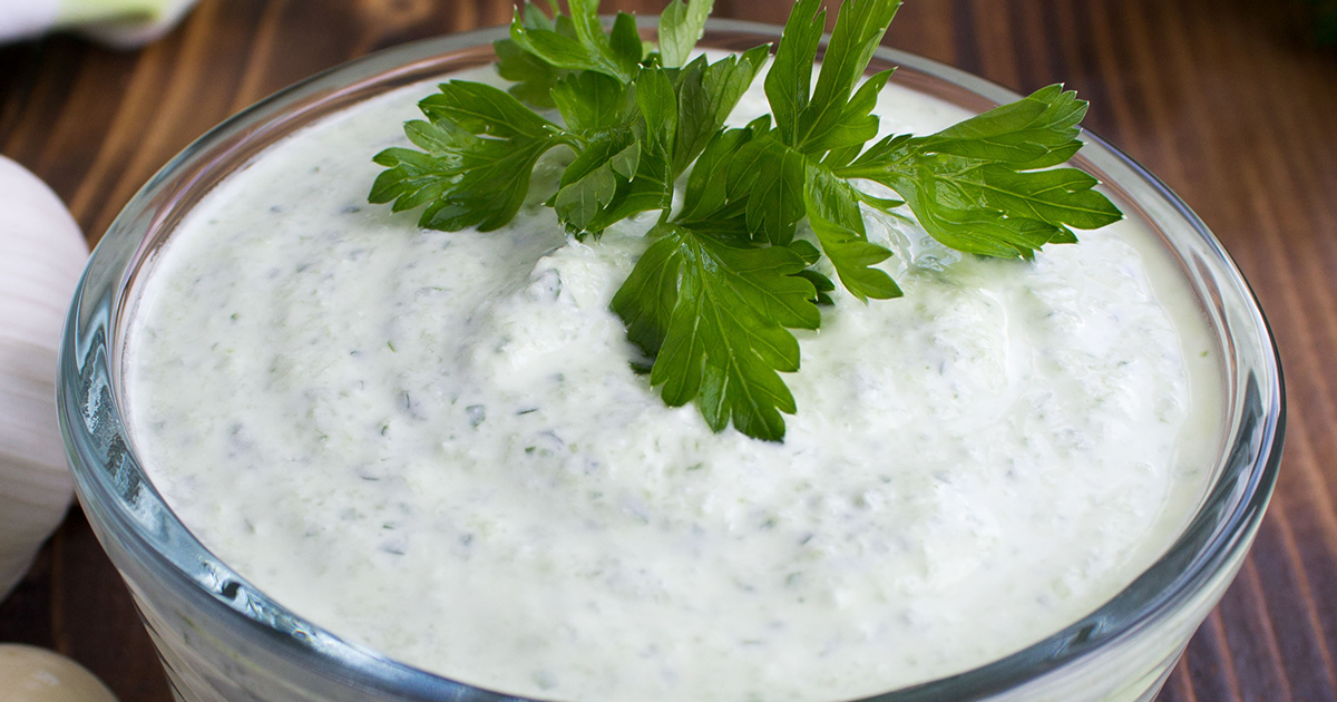 سلطة الزبادي بالخيار والنعناع