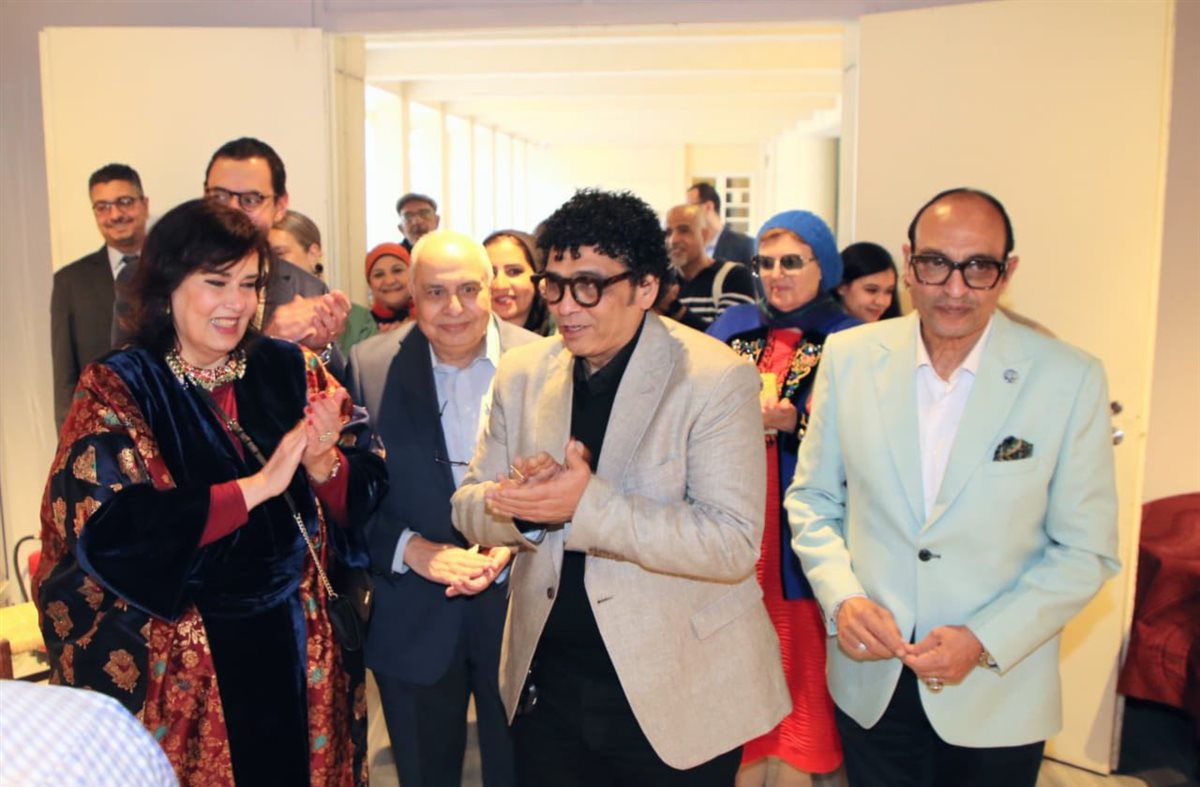 افتتاح رئيس الأوبرا لمعرض الفنانة أميمة السيسي 