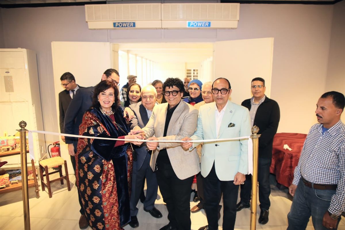 افتتاح رئيس الأوبرا لمعرض الفنانة أميمة السيسي 