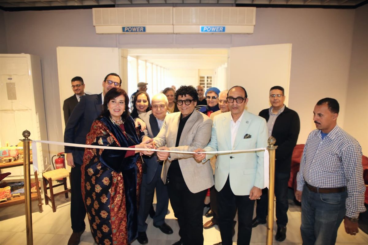 افتتاح رئيس الأوبرا لمعرض الفنانة أميمة السيسي 