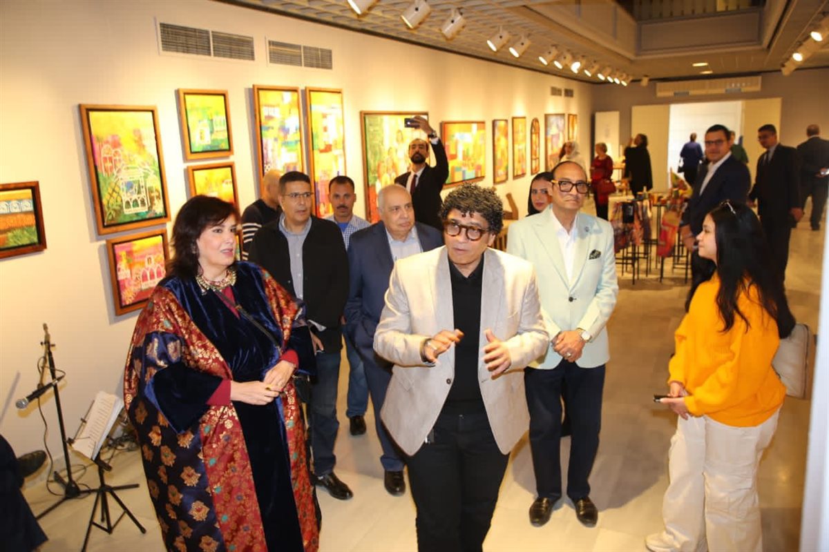افتتاح رئيس الأوبرا لمعرض الفنانة أميمة السيسي 