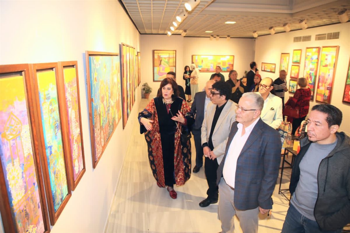 افتتاح رئيس الأوبرا لمعرض الفنانة أميمة السيسي 