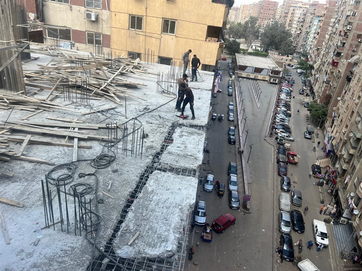 البدء في إزالة عقار مخالف بالكامل من 8 طوابق بعين شمس