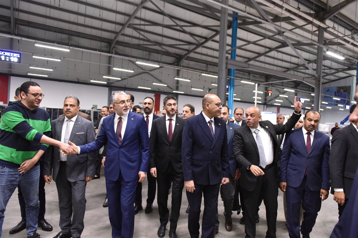 وزير العمل يصطحب نظيره التركي في زيارة إلى شركة جيد تكستايل