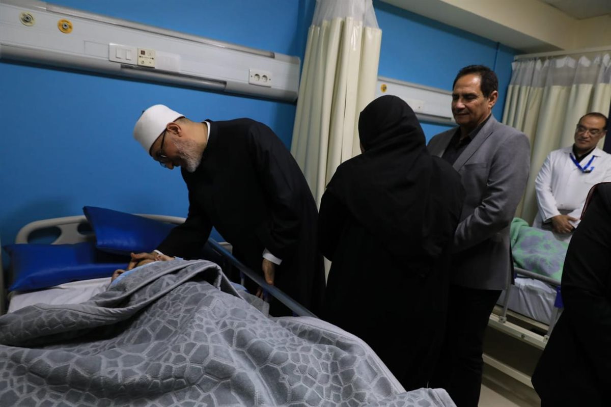 مفتي الجمهورية يزور مصابي غزة بمستشفى العريش العام