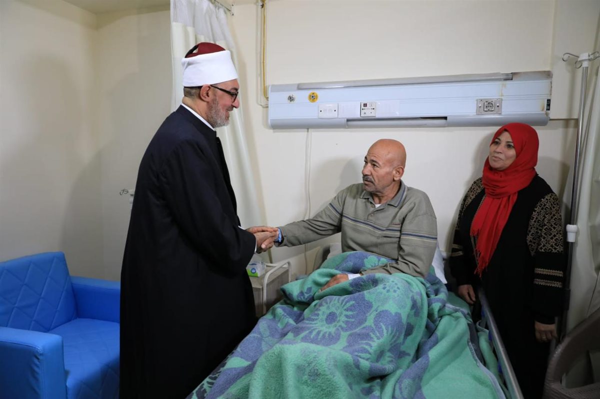 مفتي الجمهورية يزور مصابي غزة بمستشفى العريش العام