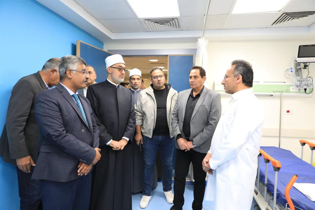 مفتي الجمهورية يزور مصابي غزة بمستشفى العريش العام