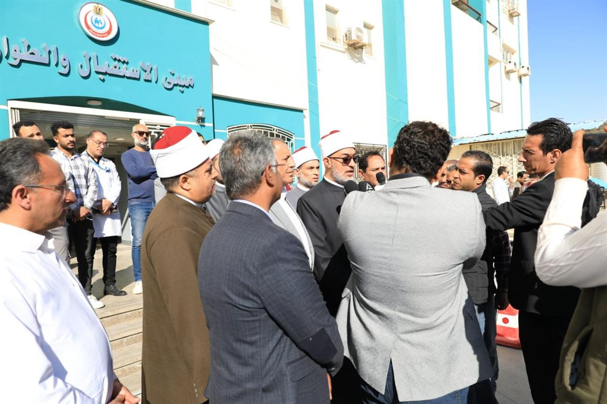 مفتي الجمهورية يزور مصابي غزة بمستشفى العريش العام