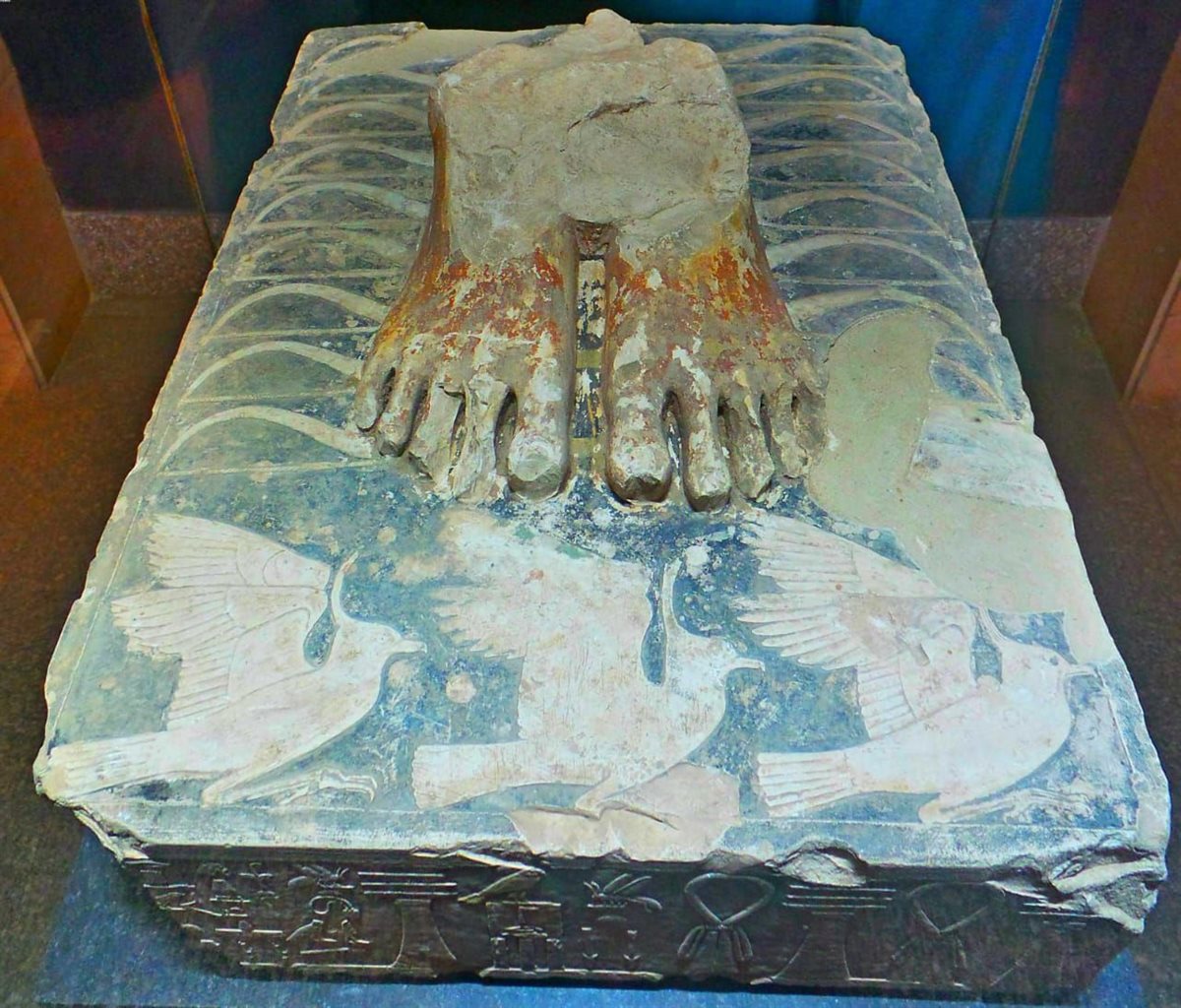 متحف إيمحتب بسقارة يعرض قاعدة لـ الملك زوسر من الحجر الجيري الملون