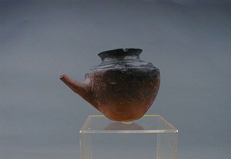 حاوية صغيرة من الفخار