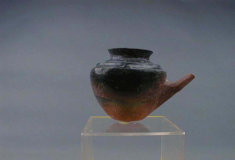 حاوية صغيرة من الفخار