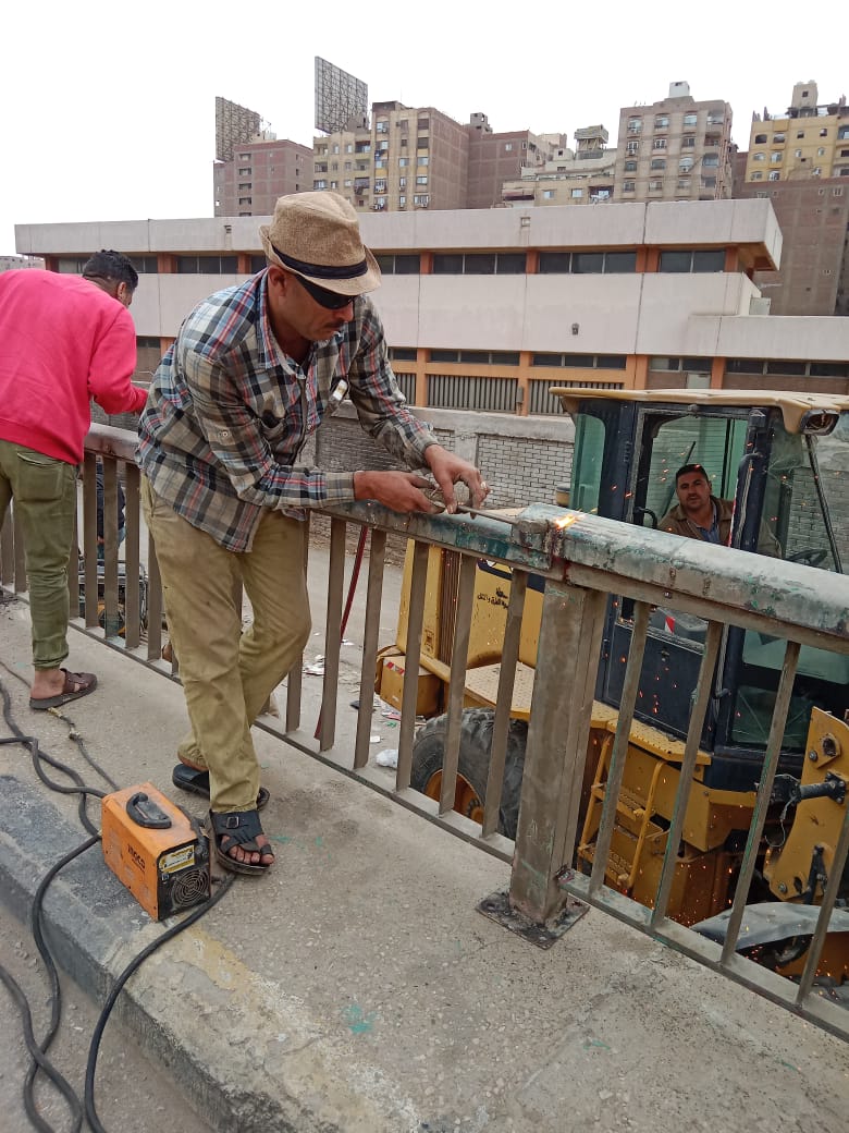 محافظ الجيزة: تركيب باكيات مفقودة وحواجز خرسانية بمحوري 26 يوليو وصفط اللبن