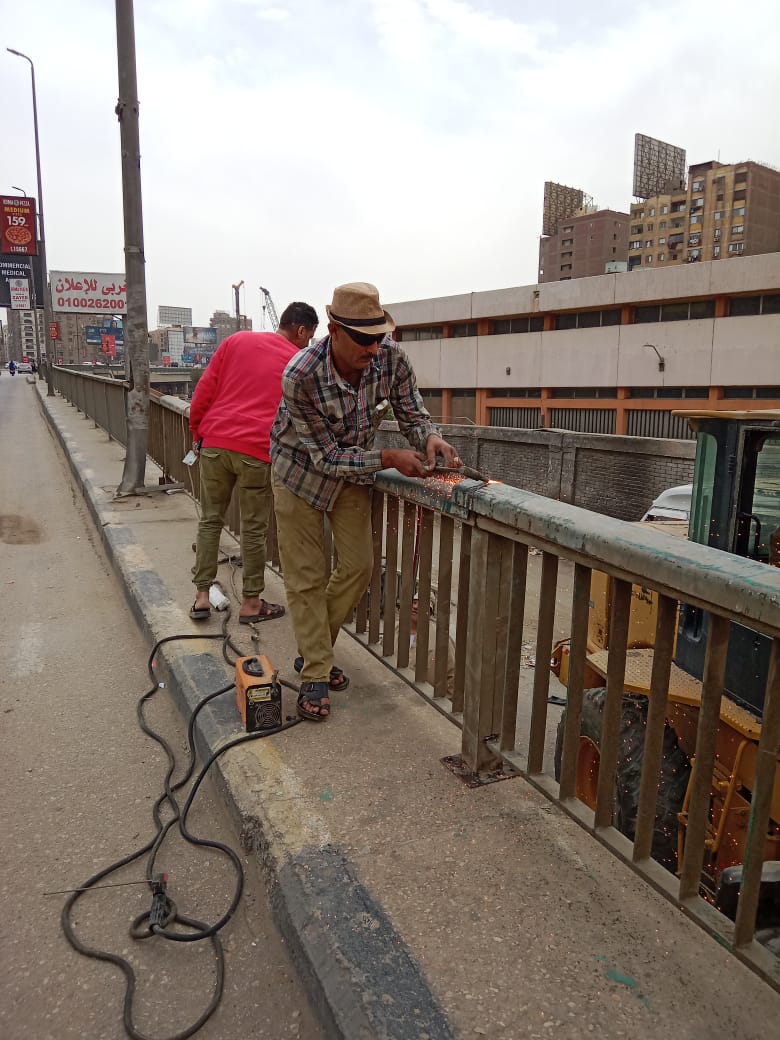 محافظ الجيزة: تركيب باكيات مفقودة وحواجز خرسانية بمحوري 26 يوليو وصفط اللبن