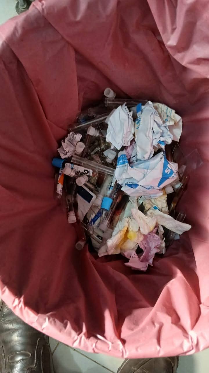 نفايات خطرة ملقاه بأحد شوارع المنوفية