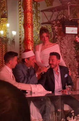 فلذة كبدي.. بكاء وتأثر أحمد زاهر أثناء عقد قران ابنته على هشام جمال