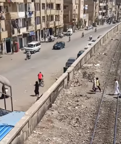 معابر غير شرعية بمسار السكك الحديدية