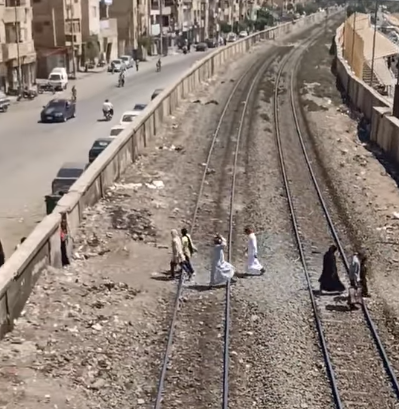 معابر غير شرعية بمسار السكك الحديدية