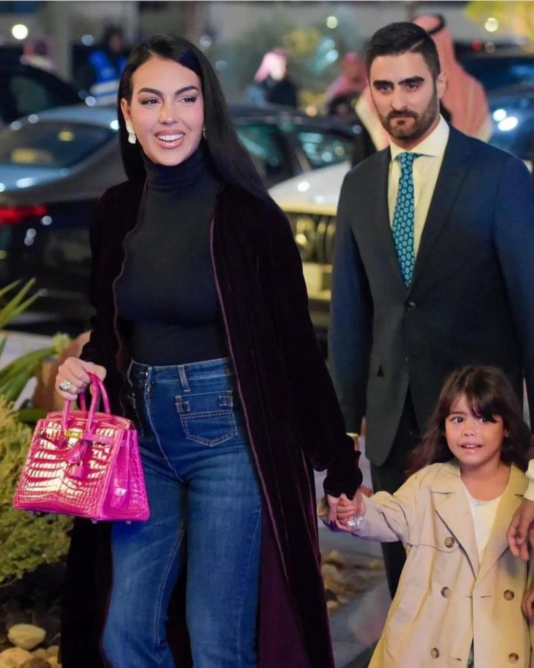 إطلالات جورجينا في المملكة العربية السعودية