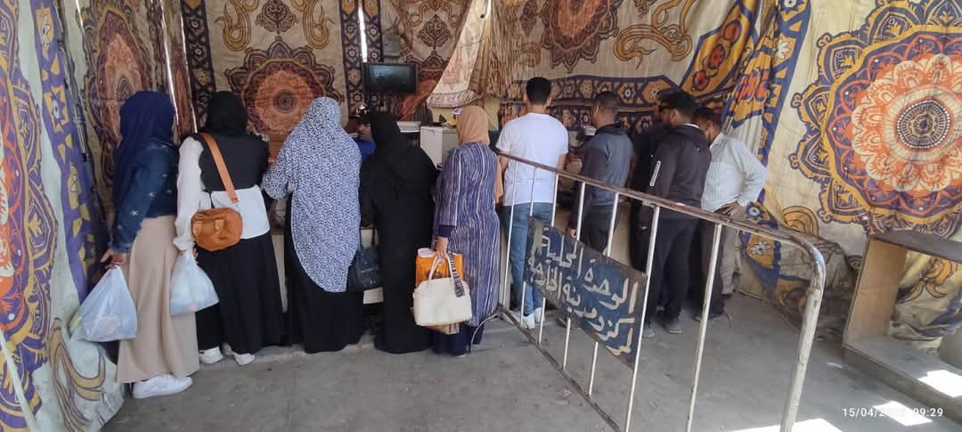 اقبال المواطنين علي منافذ البيع