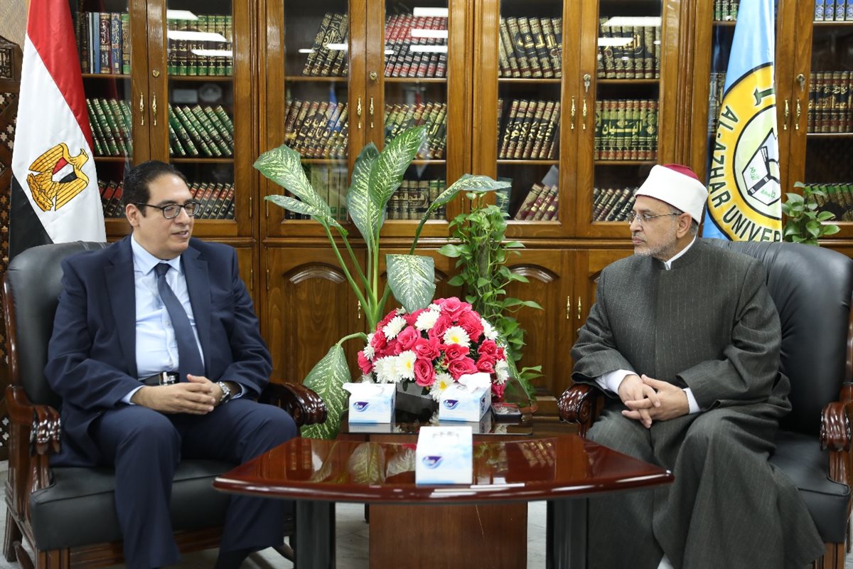 رئيس جامعة القاهرة يقدم واجب العزاء في وفاة والد رئيس جامعة الأزهر