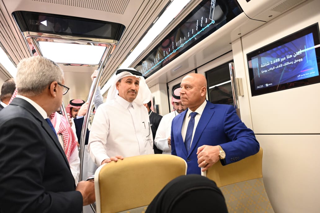 الفريق كامل الوزير يستقل مترو أنفاق الرياض