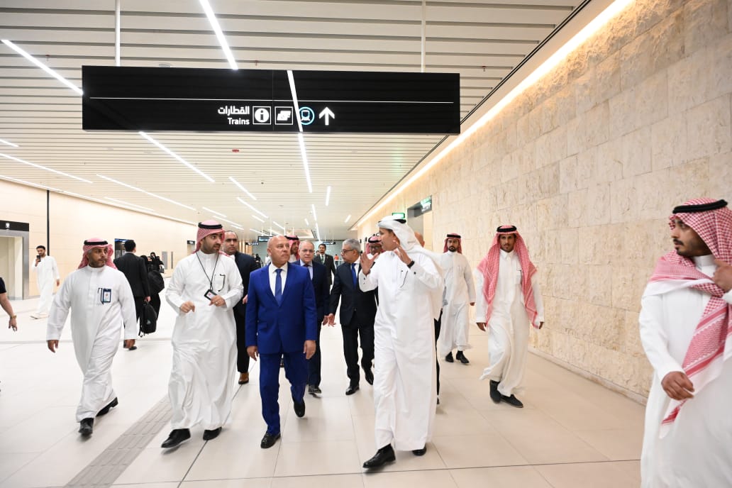 الفريق كامل الوزير يستقل مترو أنفاق الرياض