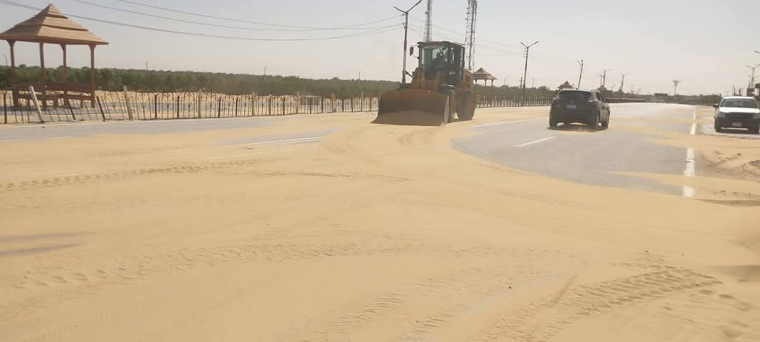 ازالة الكثبان الرملية في الوادي الجديد