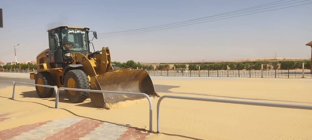 ازالة الكثبان الرملية في الوادي الجديد