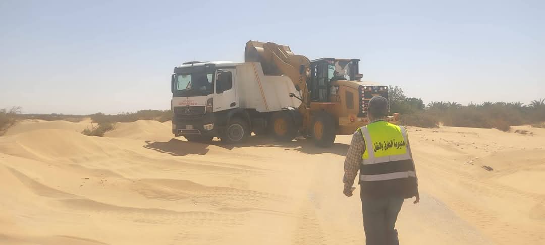 ازالة الكثبان الرملية في الوادي الجديد