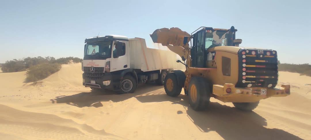 ازالة الكثبان الرملية في الوادي الجديد