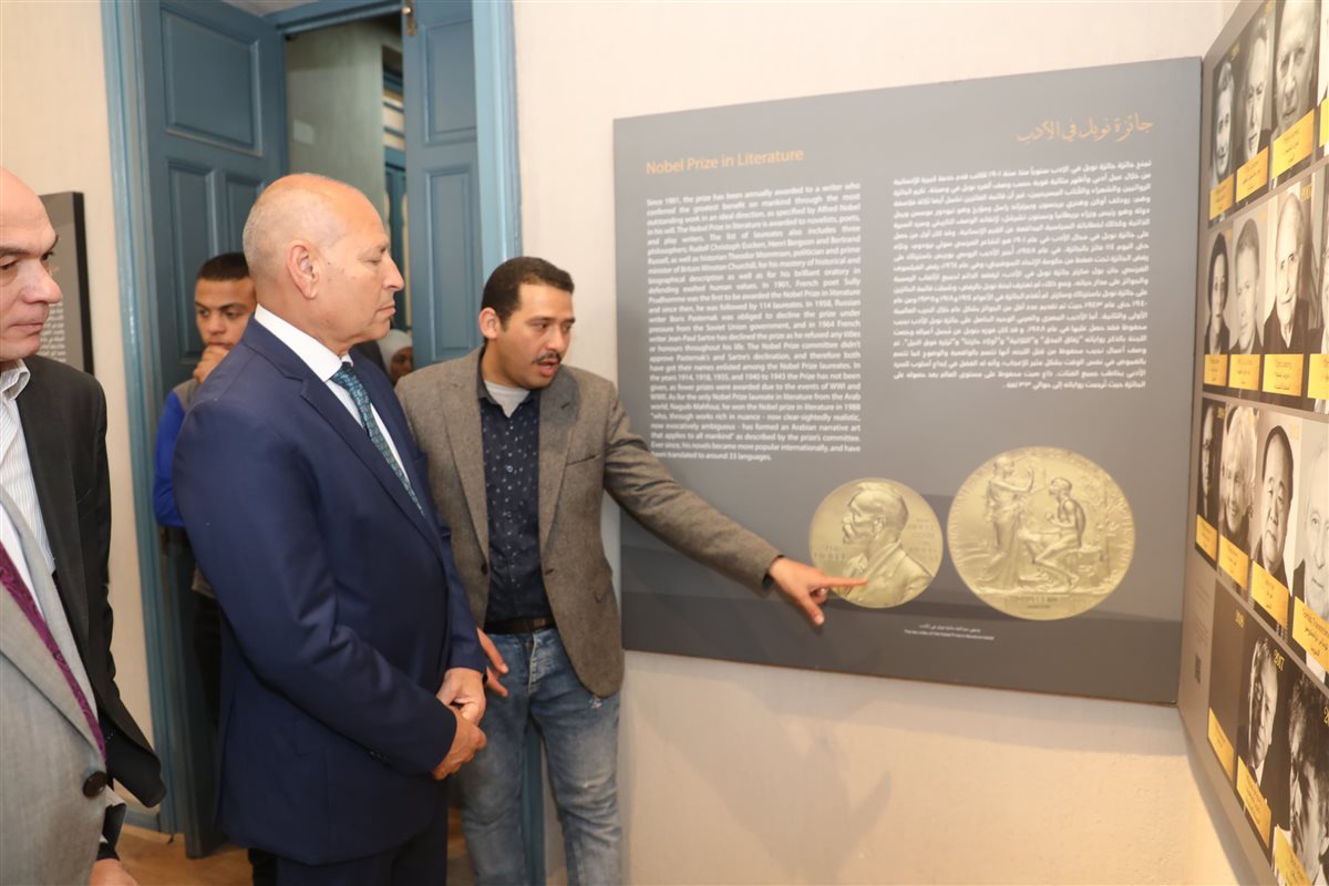 محافظ القاهرة يزور متحف الأديب نجيب محفوظ بحى الجمالية