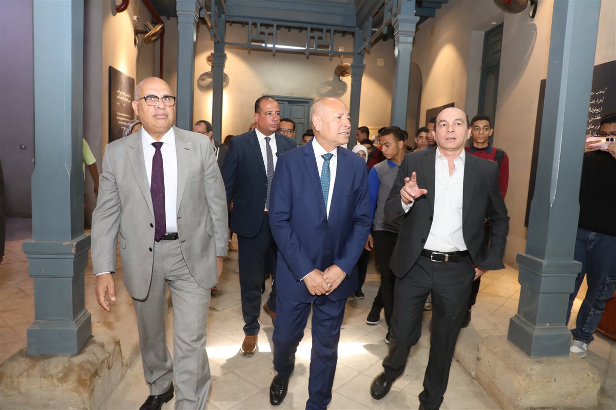 محافظ القاهرة يزور متحف الأديب نجيب محفوظ بحى الجمالية