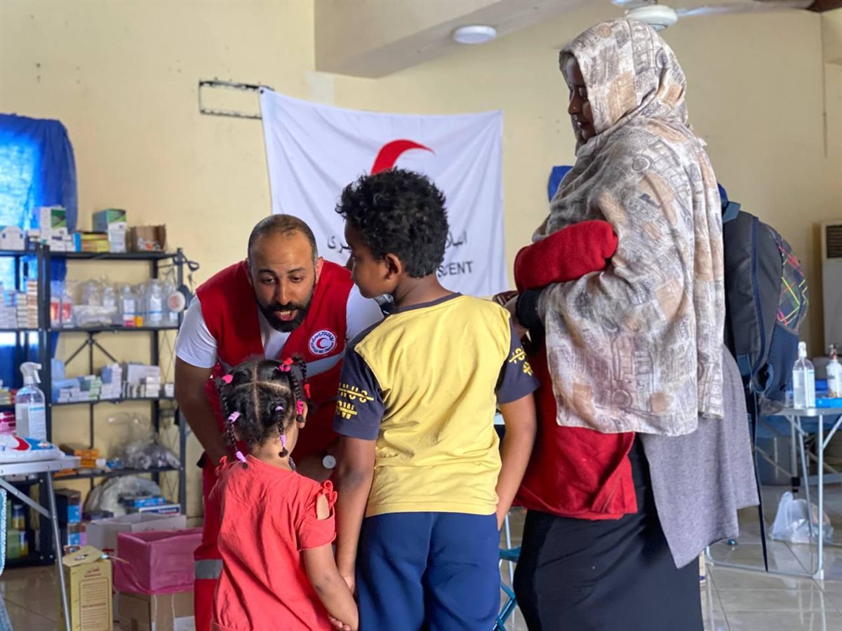 مساعدات الهلال الأحمر المصري للسودانيين