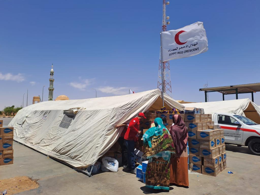 مساعدات الهلال الأحمر المصري للسودانيين