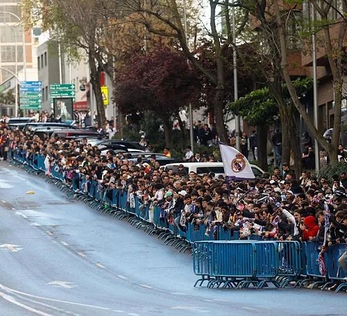 جماهير ريال مدريد خارج ملعب البرنابيو