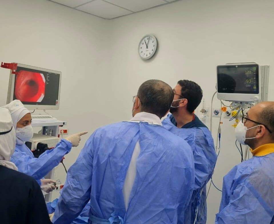 نجاح إجراء أول منظار للشعب الهوائية لمريض بمستشفى الجهاز التنفسي