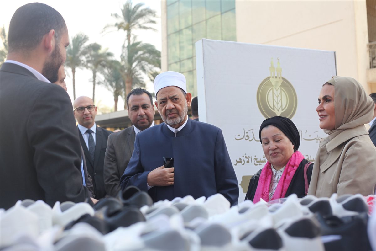 شيخ الأزهر أثناء تفقد حملة لدعم حفظة القرآن الكريم في 5 محافظات