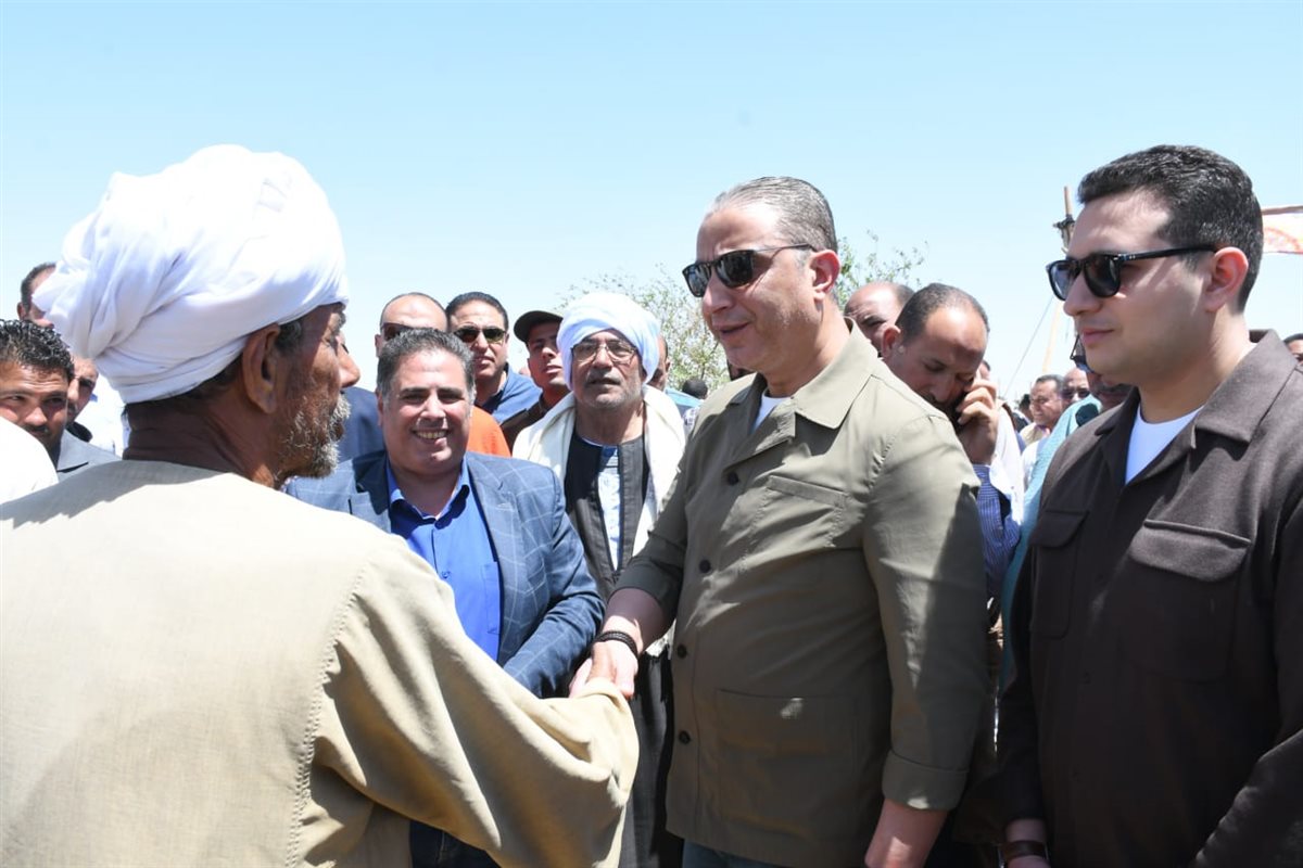محافظ الفيوم يفتتح موسم حصاد القمح بأحد الحقول الزراعية بقصر رشوان