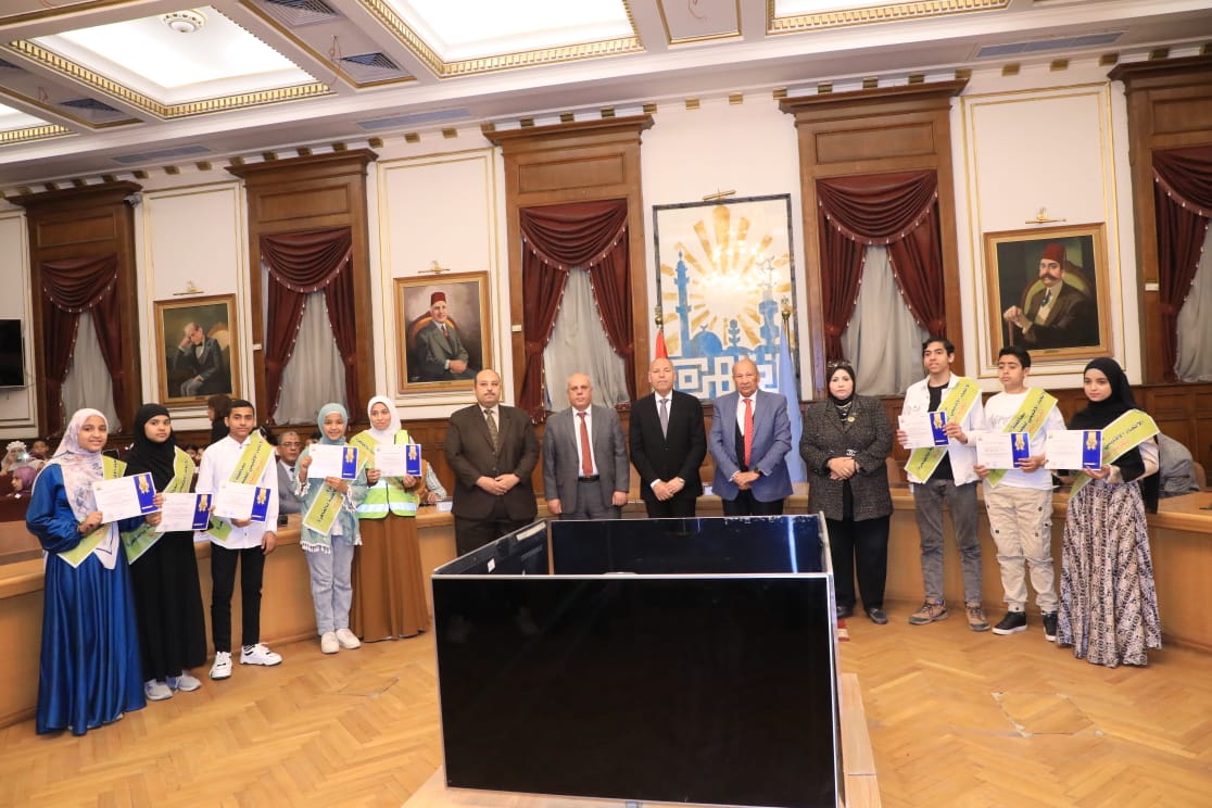 محافظ القاهرة يكرم 30 أم مثالية.. و50 من حفظة القرآن الكريم