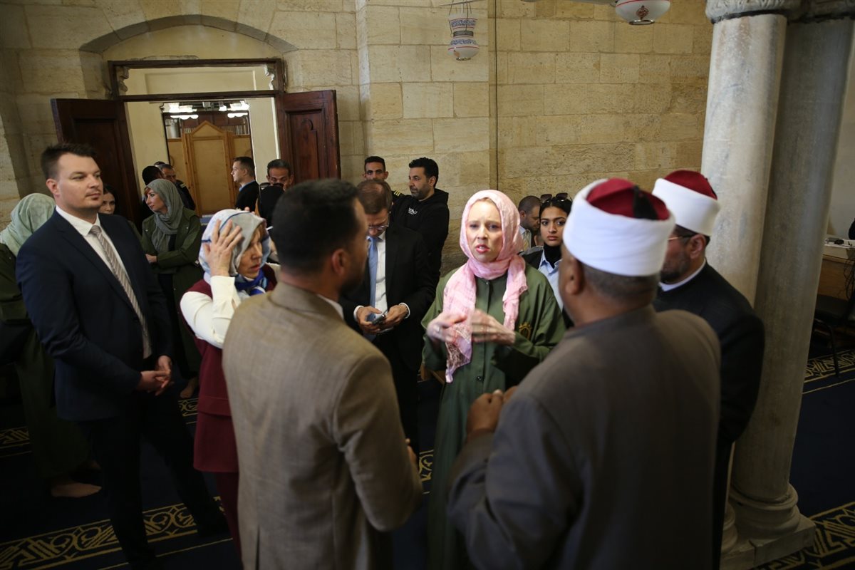 مرتدية طرحة.. رئيسة البرلمان السولوفيني تزور الجامع الأزهر عقب لقائها الإمام الأكبر