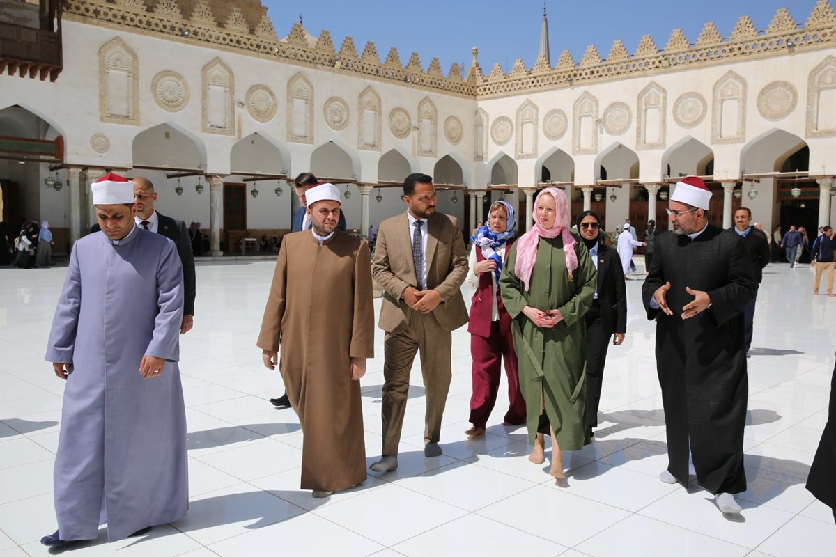 مرتدية طرحة.. رئيسة البرلمان السولوفيني تزور الجامع الأزهر عقب لقائها الإمام الأكبر