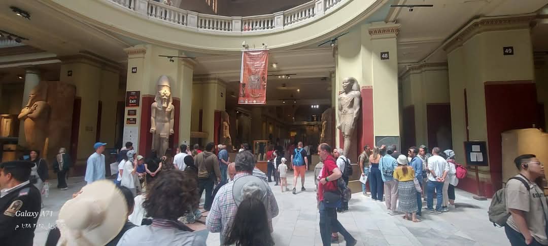 إقبال كبير من السائحين لزيارة القطع الأثرية