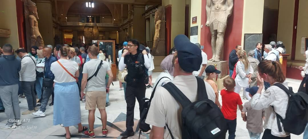 إقبال كبير من السائحين لزيارة القطع الأثرية
