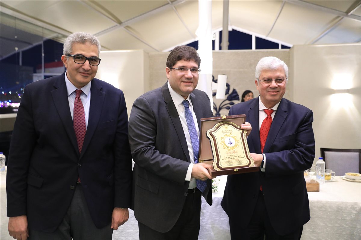 وزير التعليم العالي يكرم فريق العمل المشارك في تنظيم فعالية زيارة ماكرون لجامعة القاهرة