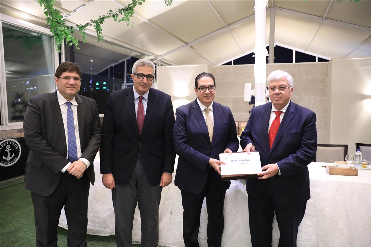 وزير التعليم العالي يكرم فريق العمل المشارك في تنظيم فعالية زيارة ماكرون لجامعة القاهرة