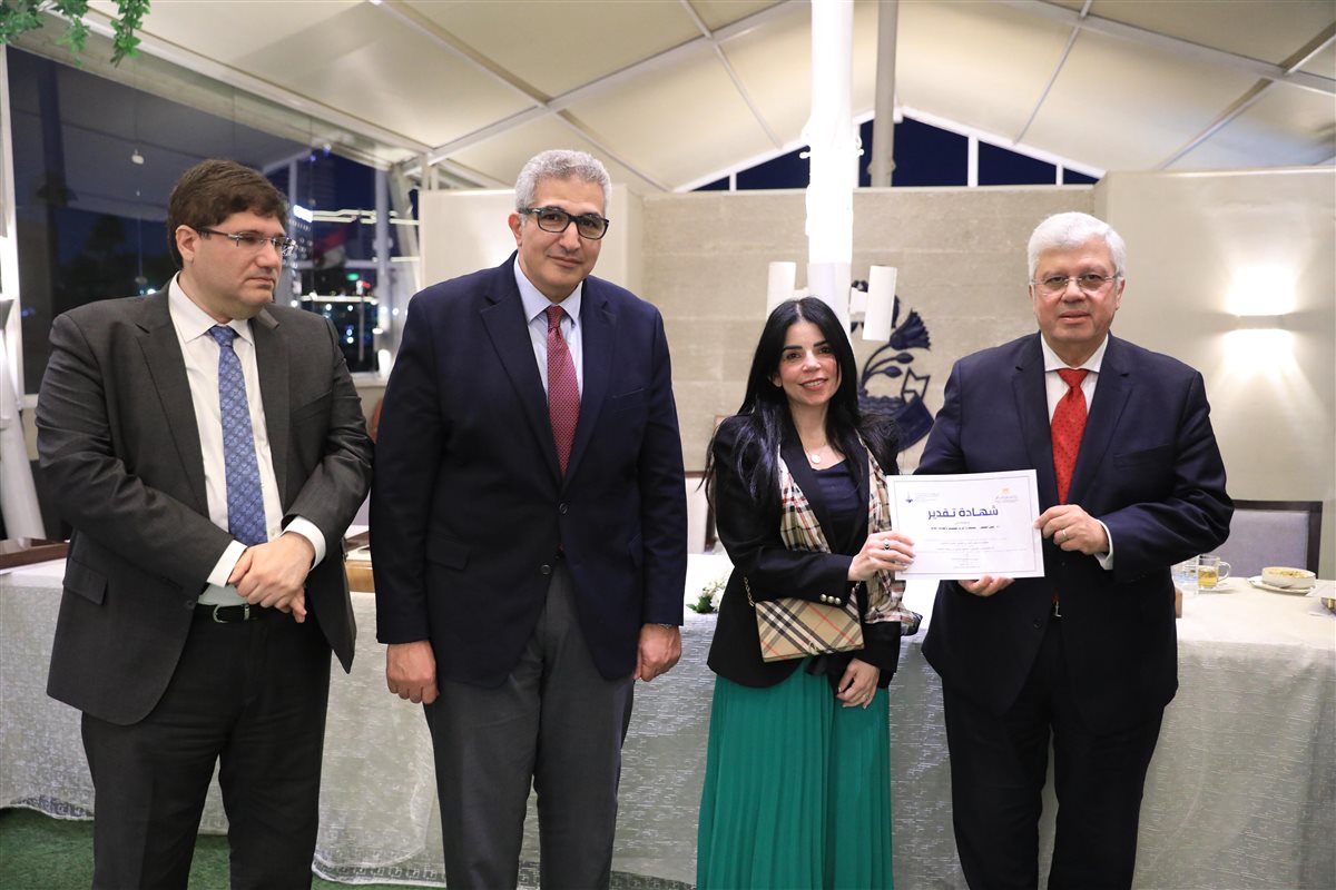 وزير التعليم العالي يكرم فريق العمل المشارك في تنظيم فعالية زيارة ماكرون لجامعة القاهرة