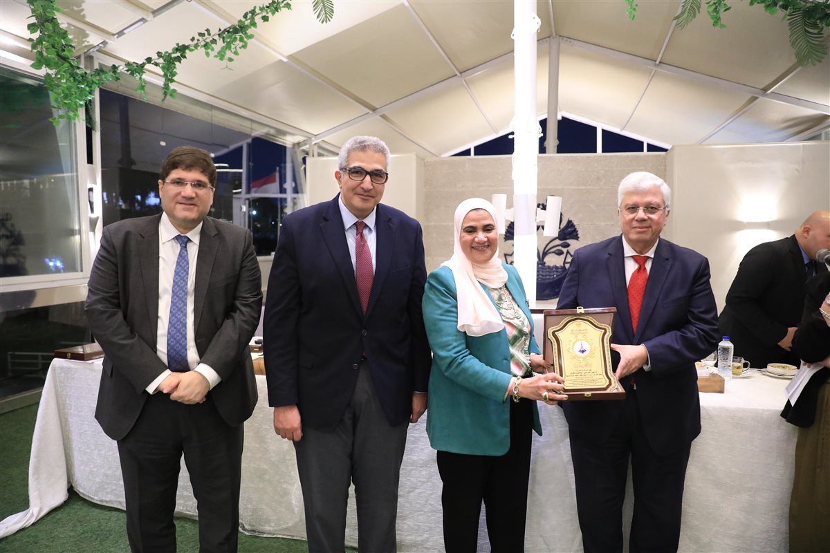 وزير التعليم العالي يكرم فريق العمل المشارك في تنظيم فعالية زيارة ماكرون لجامعة القاهرة