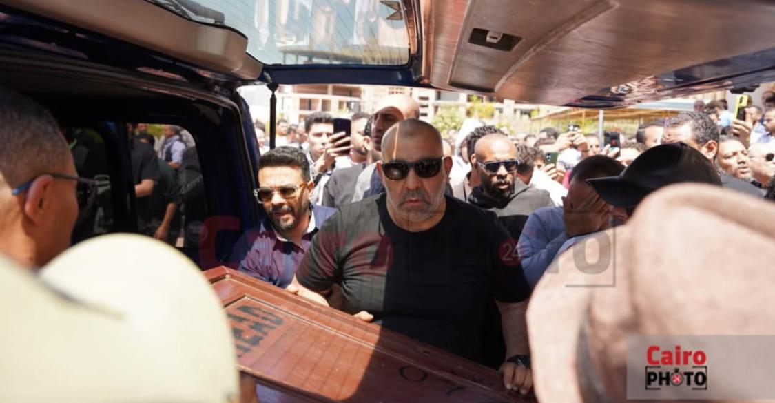 لقطات مؤثرة لـ نجوم الفن من عزاء الفنان سليمان عيد|